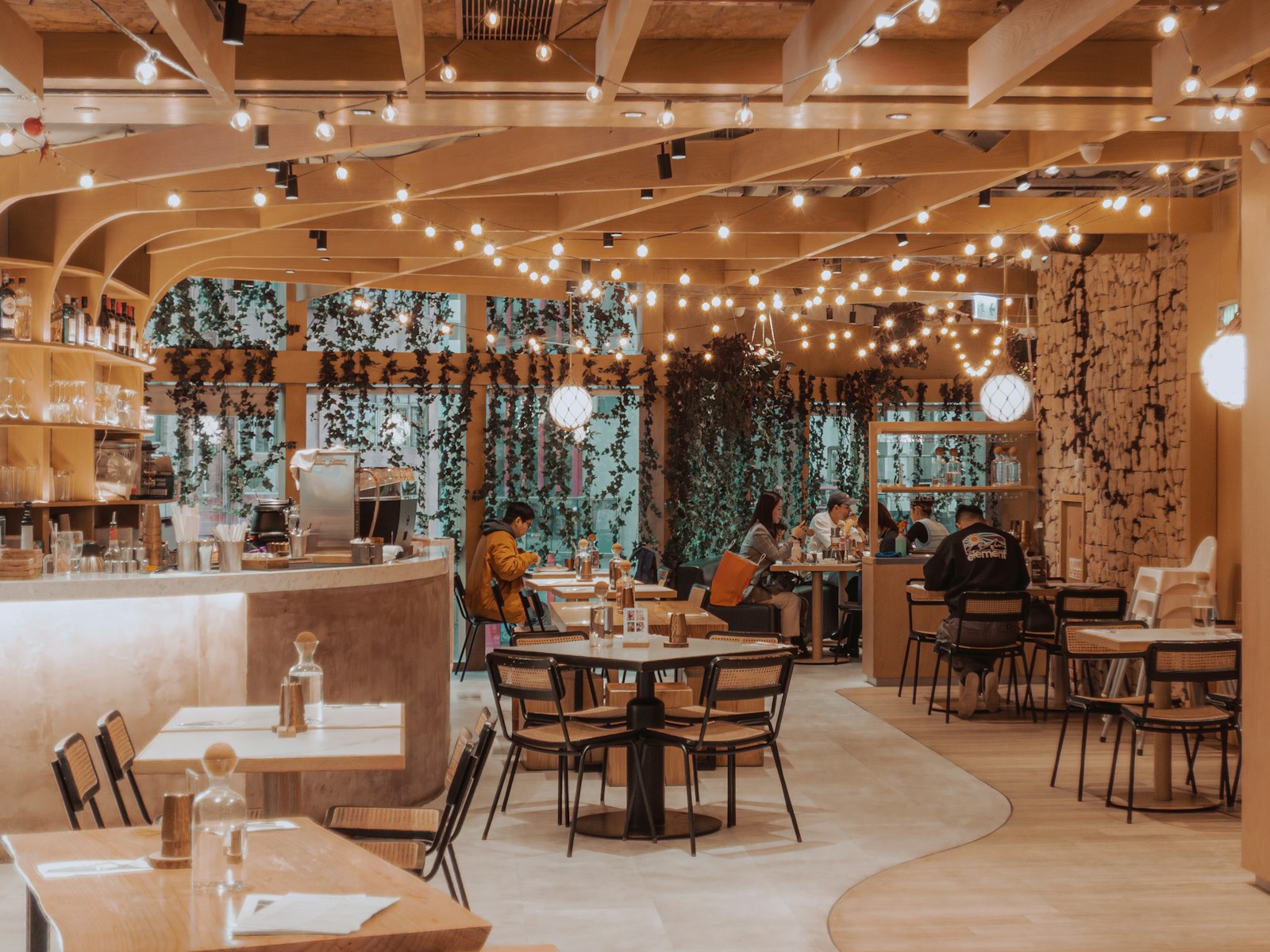 Comedor cálido de restaurante con luces colgantes