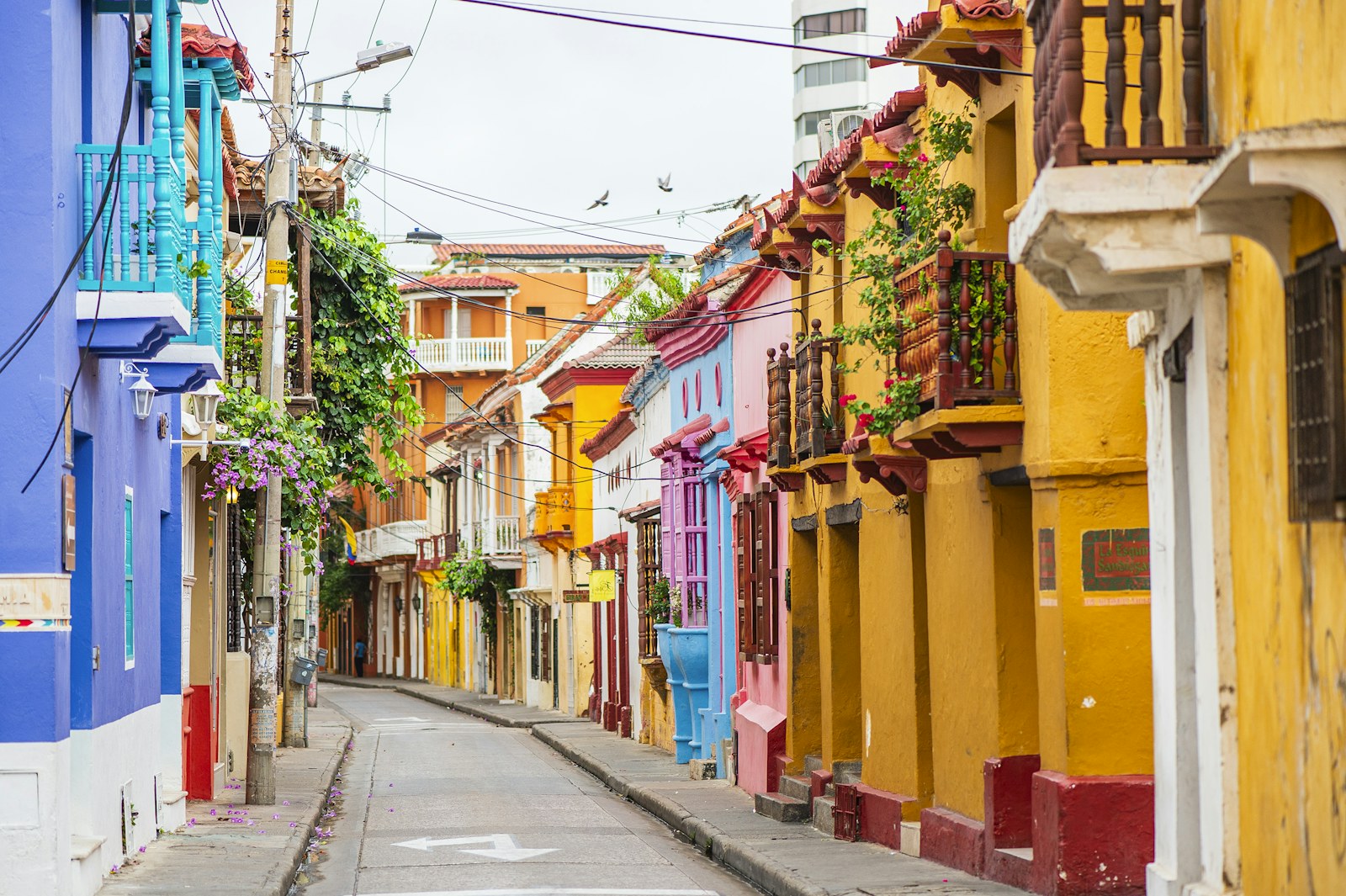 Calle colorida del centro histórico de Cartagena