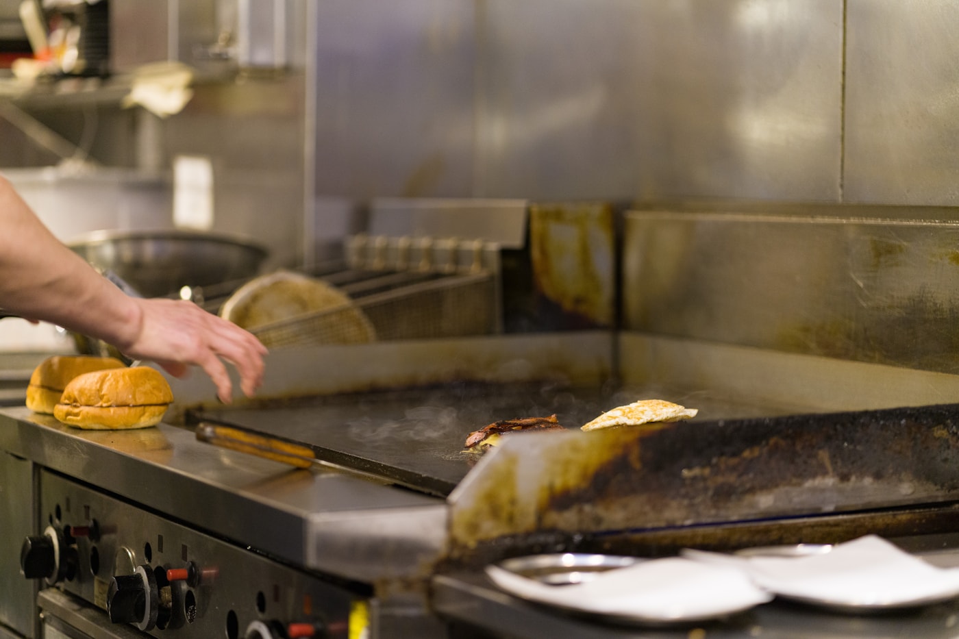 Cocina caliente con plancha de restaurante